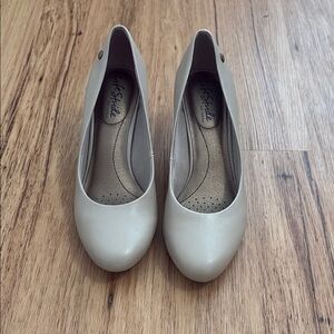 life stride cream colored pumps size 6.5